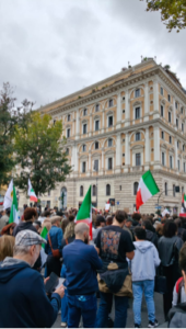 Manifestazioni a Roma, centinaia di giovani identificati per il possesso di oggetti da sommossa. Negozi aperti in centro (FOTO E VIDEO) 4