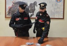 I Carabinieri hanno perquisito l'uomo dopo aver notato il suo atteggiamento. Sequestrati anche contanti