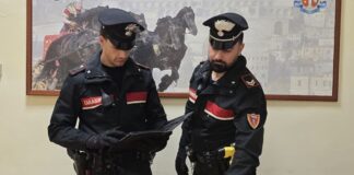 I Carabinieri hanno perquisito l'uomo dopo aver notato il suo atteggiamento. Sequestrati anche contanti