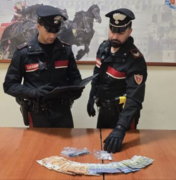 I Carabinieri hanno perquisito l'uomo dopo aver notato il suo atteggiamento. Sequestrati anche contanti