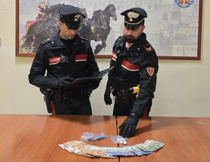 I Carabinieri hanno perquisito l'uomo dopo aver notato il suo atteggiamento. Sequestrati anche contanti