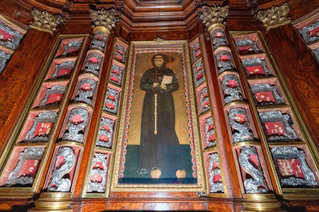 Roma riscopre la Cella di San Francesco: restaurati i 50 reliquiari d'argento a Trastevere 1