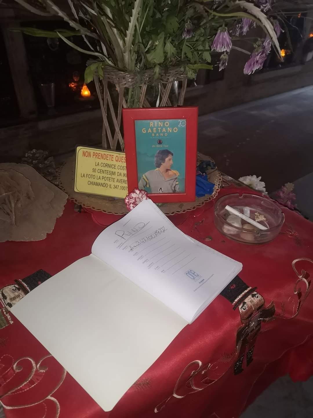 Sfregio alla tomba di Rino Gaetano al Verano: rubato il tavolino dei ricordi dei fan 1