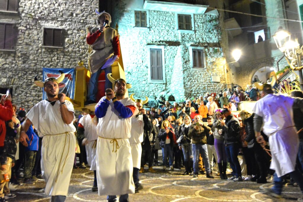 Festa del Cornuto 2026: a Rocca Canterano caldarroste, vino novello e una valanga di ironia 2