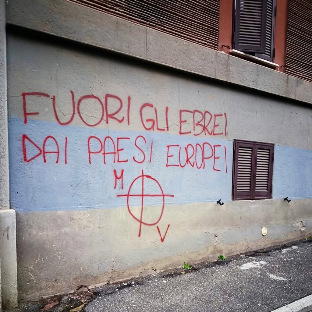 «Fuori gli ebrei dall'Europa»: scritte antisemite sui palazzi di Donna Olimpia 1