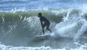 Maltempo sul litorale romano, i surfisti non si fermano: tutti in acqua a caccia delle onde migliori (VIDEO) 1