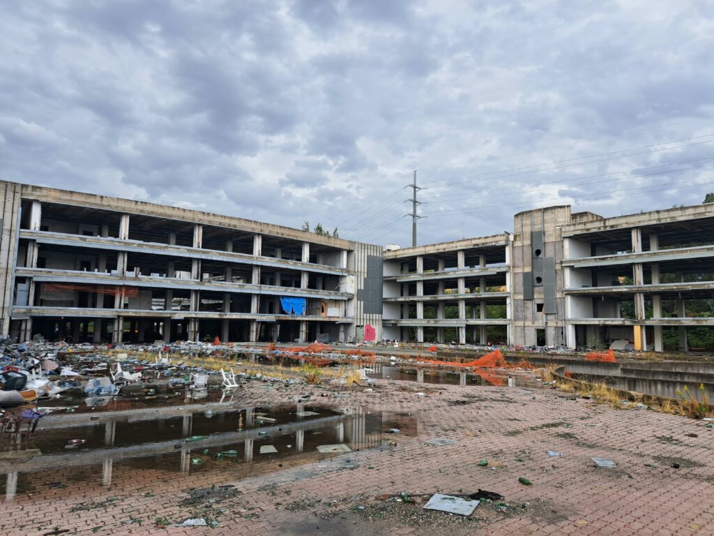 Ruspe a Tor Sapienza nel “palazzo del crack”: al via l'abbattimento in via Tallone 1